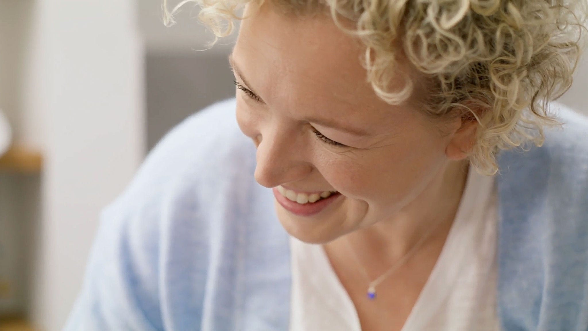 Sıcak bir gülümsemeye sahip bir sağlık uzmanı.