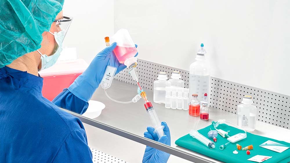 Eczacı lamina hava akışı altında şırınga çeker