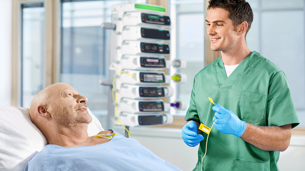 Hemşire bölgesel anestezi hattını sezgisel olarak bağlar