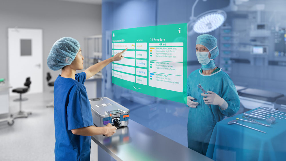 Bir doktor ameliyathanede bir ameliyat gerçekleştiriyor. Bir hemşire, dijital bir depolama veritabanından cerrahi aletler seçiyor.