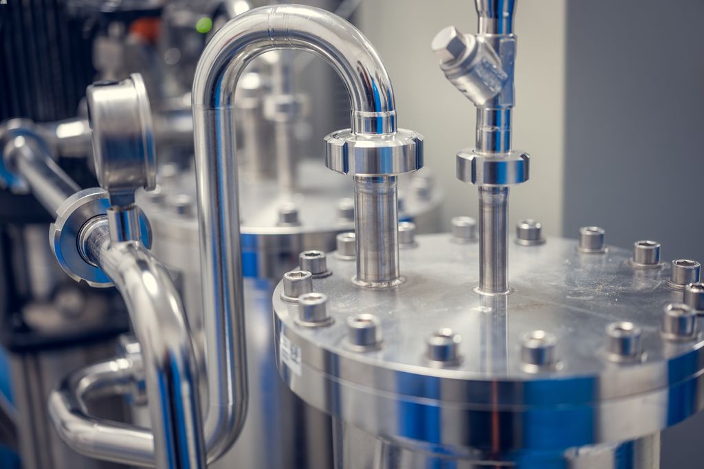 Hemodiyaliz uygulamaları için B. Braun'un AQUAboss su arıtma sisteminin üstten ve yakından görünümü 