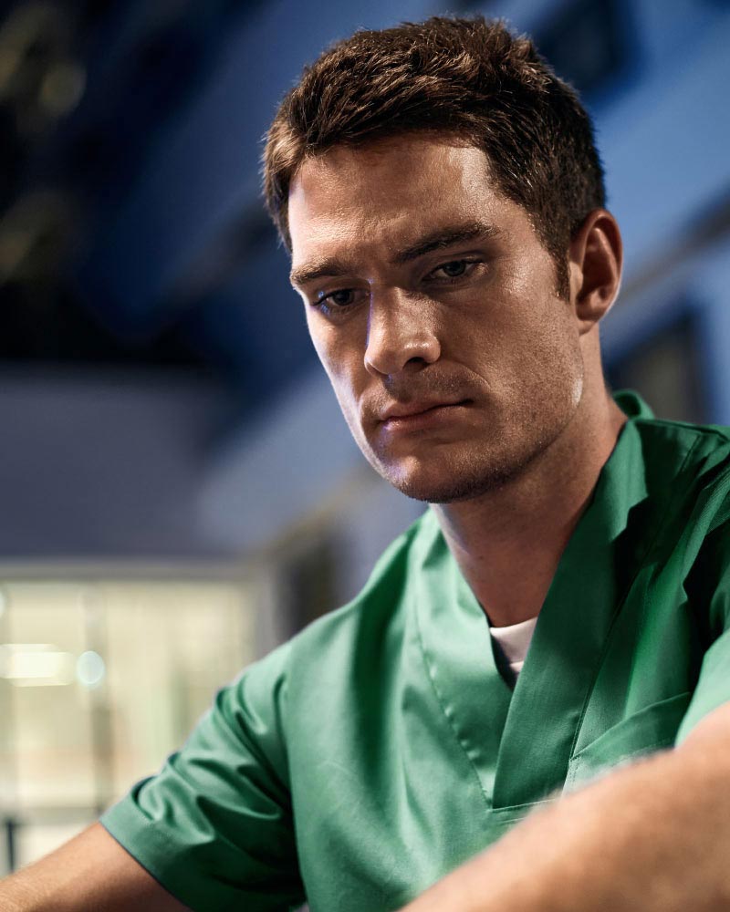 Hastanenin önünde oturan yorgun hemşire