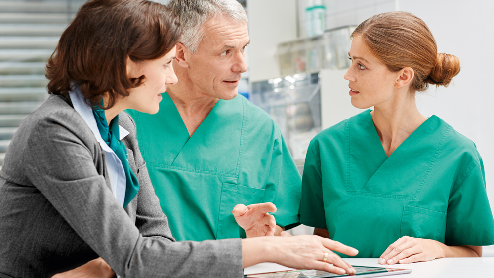 Üç sağlık uzmanı birbirlerine danışıyor