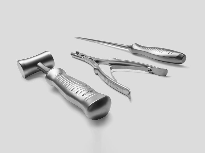 Bir cerrahi alet tarafından tutulan üç boyutlu kolajen matrisi