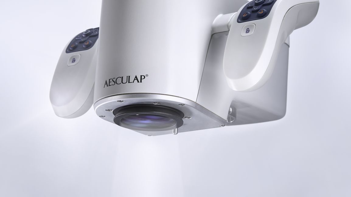 Beyaz bir arka plan önünde Aesculap Aeos ® nöroşirurji dijital mikroskobu