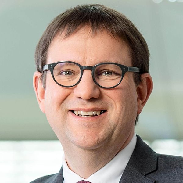 Gülümseyen Priv-Doz'un yakından görünümü. Dr. Stefan Ruppert, Yönetim Kurulu Üyesi İnsan Kaynakları ve Hukuk Divizyonu. 